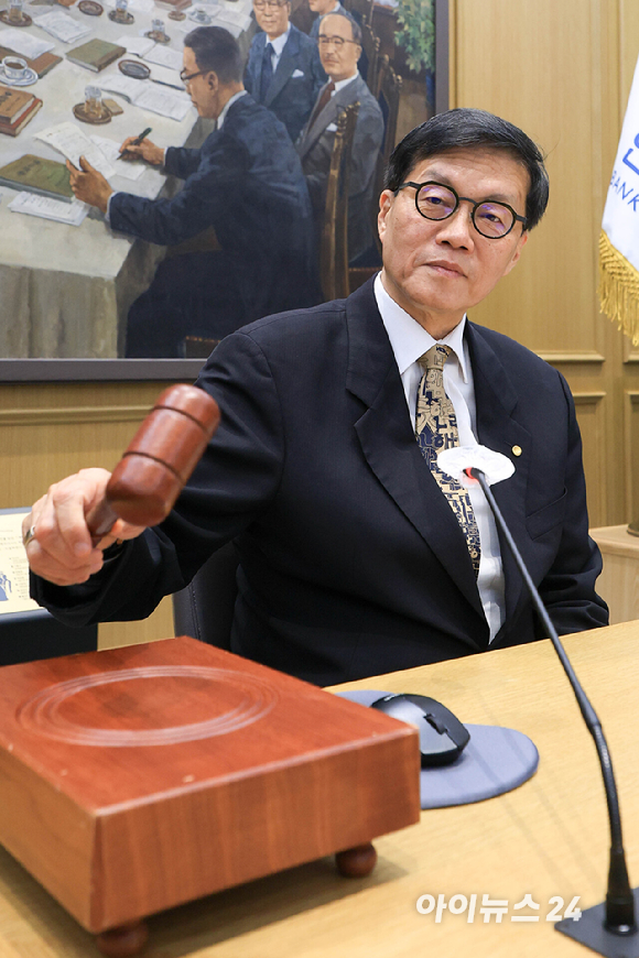 이창용 한국은행 총재가 10일 서울 중구 한국은행 본관에서 열린 금융통화위원회 본회의를 주재하고 있다. 2026.04.10 [사진=사진공동취재단]