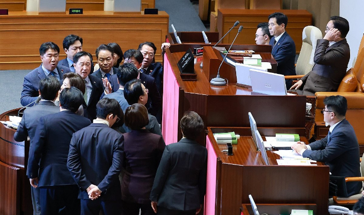 9일 국회 본회의에서 국민의힘 나경원 의원이 가맹사업거래의 공정화에 관한 법률 일부개정법률안에 대해 무제한 토론을 하던 도중 우원식 국회의장이 나 의원 토론이 의제와 관련 없다고 마이크를 꺼버리자 국민의힘 의원들이 항의하고 있다. [사진=연합뉴스]