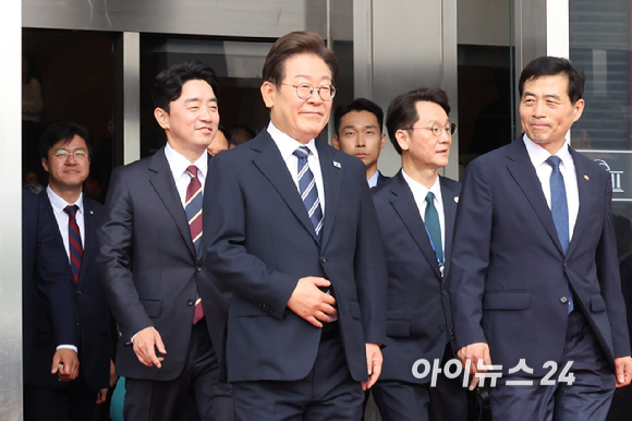 이재명 대통령이 26일 서울 여의도 국회에서 정부의 추가경정예산안 제출과 관련해 첫 시정연설을 마친 뒤 본청에서 나서고 있다. [사진=국회사진기자단]