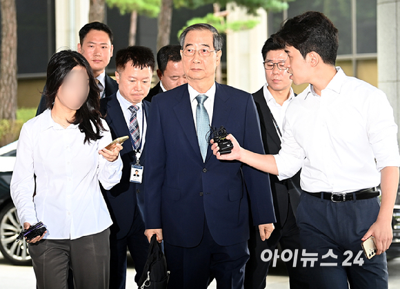 한덕수 전 총리가 19일 오전 서울 서초구 서울고검에 마련된 내란 특검팀(특별검사 조은석) 사무실에 조사를 받기 위해 출석하고 있다. [사진=곽영래 기자]