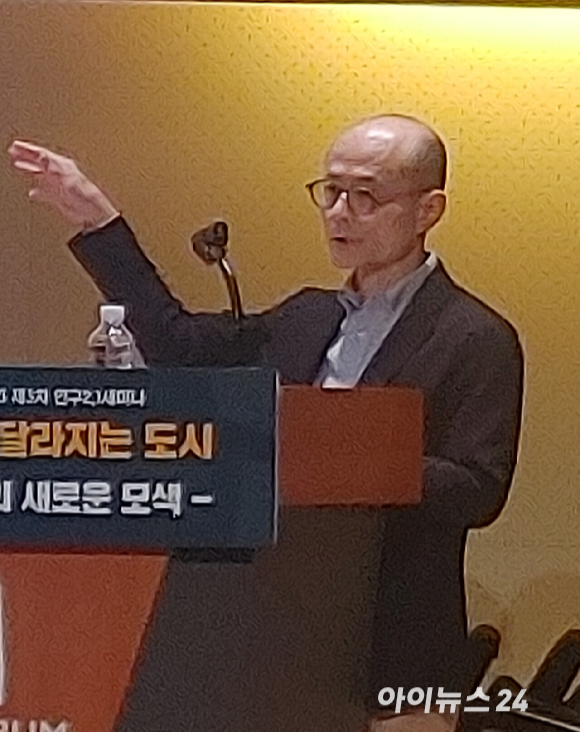 한반도미래인구연구원이 22일 오후 2시 서울 을지로 페럼타워 3층 페럼홀에서 '줄어드는 인구, 달라지는 도시'를 주제로 인구정책세미나를 열고 한일 지역 발전 방안을 모색했다.모리 토모야 일본 교토대학교 경제연구소 교수가 '인구 감소시대의 일본 도시와 지역의 미래'를 주제로 강연하고 있다. [사진=곽영래 기자]