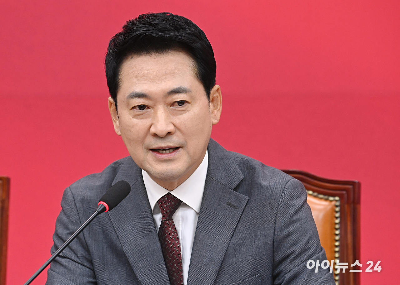 더불어민주당 권칠승 정책위의장과 국민의힘 임이자 정책위의장 등 참석자들이 1일 서울 여의도 국회에서 열린 더불어민주당&ndash;국민의힘 정책위원회 연석회의에서 기념촬영을 하고 있다. [사진=곽영래 기자]