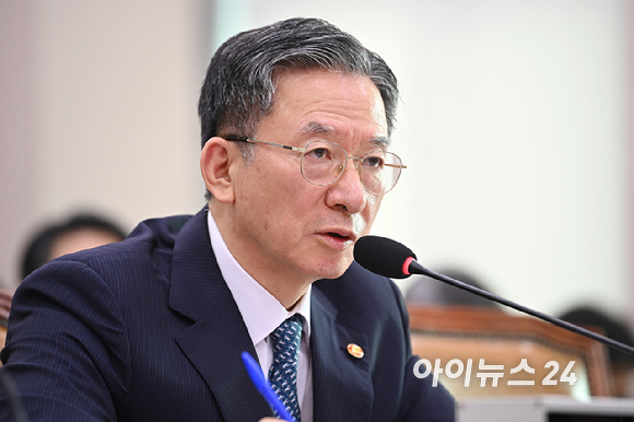 정성호 법무부 장관이 14일 서울 여의도 국회에서 열린 법무부 등에 대한 법제사법위원회 국정감사에서 질의에 답변하고 있다. [사진=곽영래 기자]