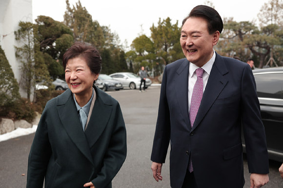 윤석열 대통령이 29일 서울 한남동 관저에서 박근혜 전 대통령과 만나 오찬을 위해 이동하고 있다. 2023.12.29. [사진=대통령실]