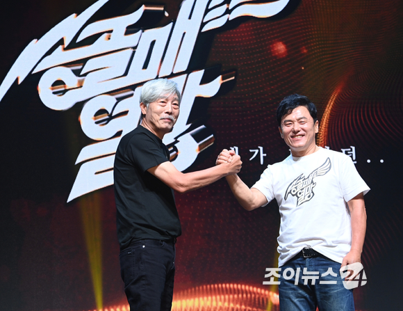 송골매 배철수, 구창모가 6일 오후 서울 마포구 신한play스퀘어에서 진행된 송골매 전국투어 콘서트 '열망' 기자간담회에 참석해 포즈를 취하고 있다. [사진=정소희 기자]