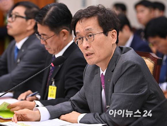 함진규 한국도로공사 사장이 16일 국회 국토교통위원회에서 열린 2025년도 국정감사에서 질의에 답변하고 있다. [사진=곽영래 기자]