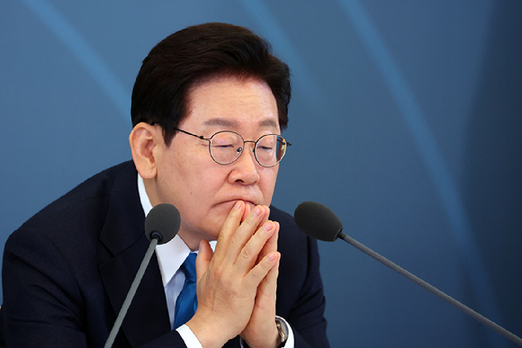 이재명 대통령이 15일 청와대에서 열린 규제합리화위원회 제1차 전체회의에서 발표 자료화면을 보고 있다. 2026.4.15 [사진=연합뉴스]