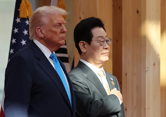 이재명 대통령이 29일 경북 경주박물관에서 열린 도널드 트럼프 미국 대통령 공식 환영식에서 국기에 경례하고 있다. 2025.10.29 [대통령실통신사진기자단] [사진=연합뉴스]