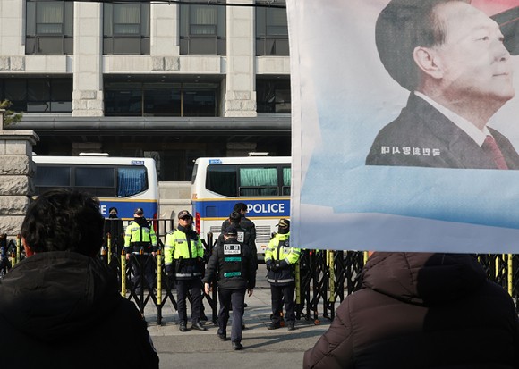 지난 9일 윤석열 대통령에 대한 탄핵심판 선고를 앞둔 서울 종로구 헌법재판소 앞에서 경찰들이 근무를 하고 있다. 경찰은 탄핵 선고 당일 서울 시내에 기동대 192개 부대, 1만2천여명을 동원할 방침이었으나 윤 대통령 석방에 따라 추가 증원이 검토될 것으로 예상된다. 2025.3.9 [사진=연합뉴스]