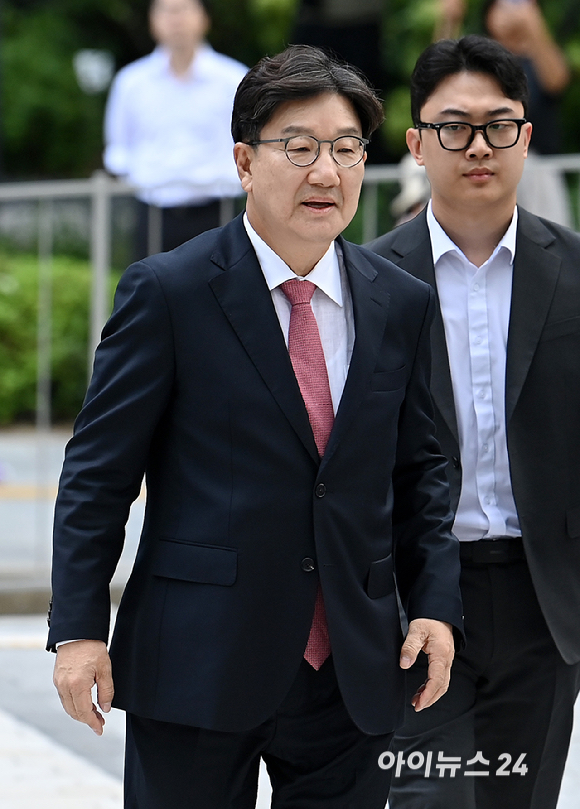 권성동 국민의힘 의원이 27일 오전 서울 종로구에 마련된 김건희 특검팀(특별검사 민중기) 사무실로 통일교 부정 청탁 의혹 관련 조사를 받기 위해 출석하고 있다. [사진=곽영래 기자]