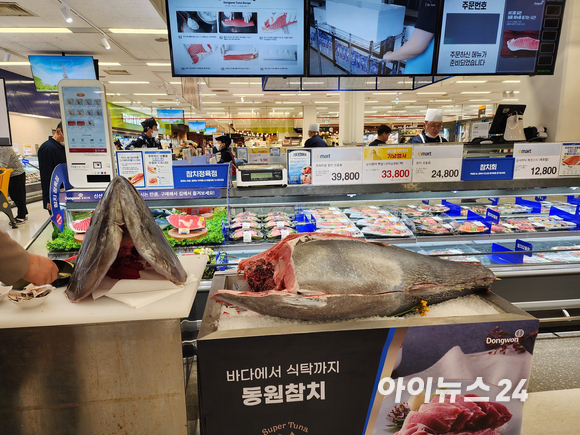 참치 해체쇼가 진행되고 있다. [사진=구서윤 기자]