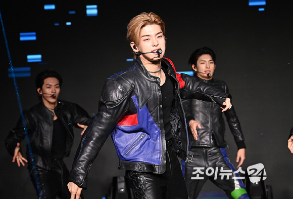 그룹 82메이저(82MAJOR)가 30일 오후 서울 강남구 일지아트홀에서 열린 미니 4집 '트로피' 컴백 쇼케이스에서 무대를 선보이고 있다. [사진=곽영래 기자]