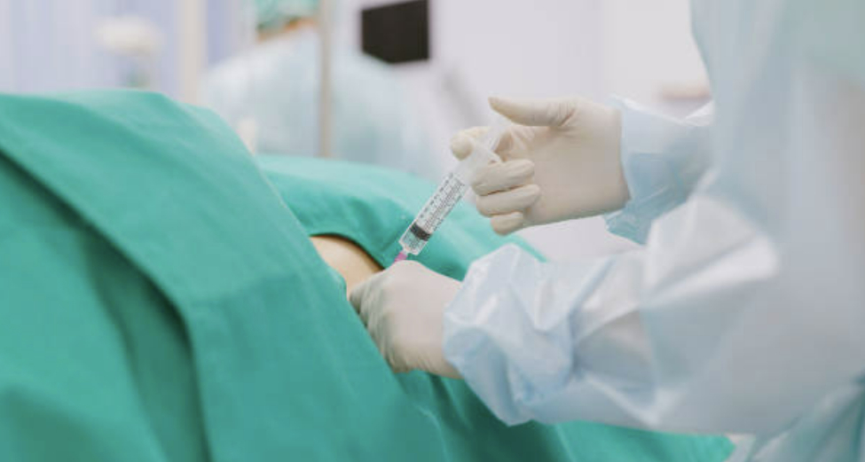 전문의가 주사제를 통해 약물을 팔뚝에 투여하고 있다. 기사 내용과 무관한 사진. [사진=픽사베이]