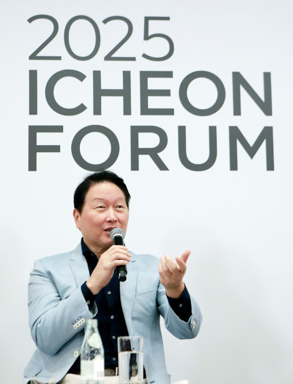 최태원 SK그룹 회장이 20일 SK서린사옥에서 열린 '이천포럼 2025' 폐막 세션에서 구성원들과 질의응답 시간을 갖고 있다. [사진=SK]