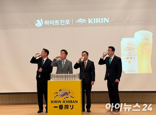 하이트진로 임원들이 국내 생산 기린 이찌방시보리 맥주 출시를 기념하고 있다. [사진=설래온 기자 ]