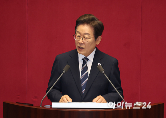 이재명 대통령이 26일 오전 서울 여의도 국회에서 열린 제426회국회(임시회) 제2차 본회의에서 2025년도 제2회 추가경정예산안에 대한 정부의 시정연설을 하고 있다. [사진=국회사진기자단]