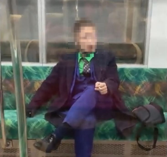 지난달 31일(현지시간) 일본 도쿄의 지하철에서 할리우드 영화 캐릭터 '조커' 복장을 한 20대 남성이 흉기를 휘두르고 방화를 저지른 사건이 발생했다.  [사진=트위터 ]