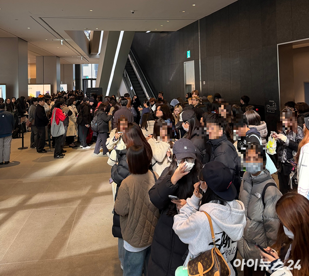 18일 서울 중구 애플 명동에서 열린 '애플 50주년 토크 콘서트 with 코르티스'에서 코르티스가 'GO!' 무대를 선보이고 있다. [사진=황세웅 기자]