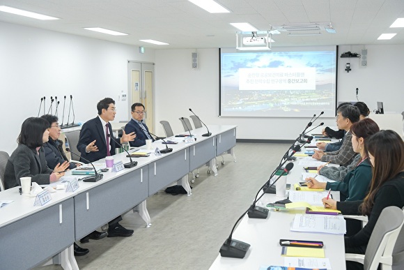 노관규 순천시장(왼쪽 세번째)이 공공보건의료 연구용역 중간보고회에서 참석자들과 의견을 나누고 있다 [사진=순천시]