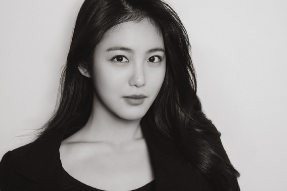 배우 신예은이 디즈니+ 오리지널 '3인칭 복수' 인터뷰에 앞서 포즈를 취하고 있다. [사진=앤피오엔터테인먼트]