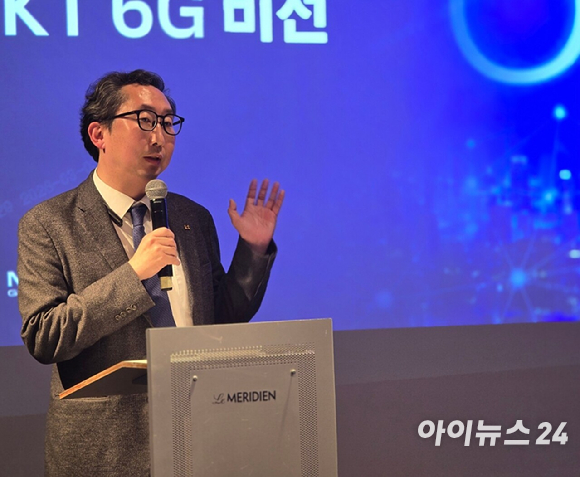 이종식 KT 미래네트워크연구소장(전무)가 2일(현지시간) 스페인 바르셀로나에서 열린 모바일월드콩그레스(MWC) 2026 현장에서 기자간담회를 열고 6G 비전을 발표하고 있다. [사진=안세준 기자]