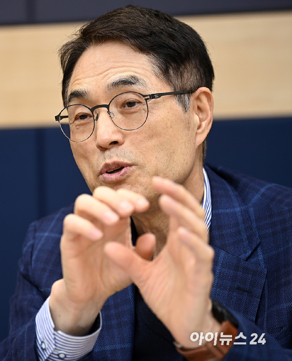 김형준 차세대지능형반도체사업단장이 지난 30일 경기도 성남시 판교 사무실에서 아이뉴스24와 인터뷰를 진행하며 반도체 웨이퍼를 들어 보이고 있다. 2025.12.30 [사진=곽영래 기자]