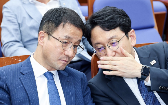 더불어민주당 한병도 대표 직무대행 겸 원내대표(왼쪽)가 14일 국회에서 열린 의원총회에서 천준호 원내운영수석부대표와 얘기를 나누고 있다. [사진=연합뉴스]