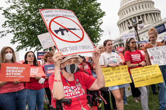  한 시위대가 워싱턴 의사당 앞에서 총기 규제 조치를 요구하고 있다. [사진=뉴시스]