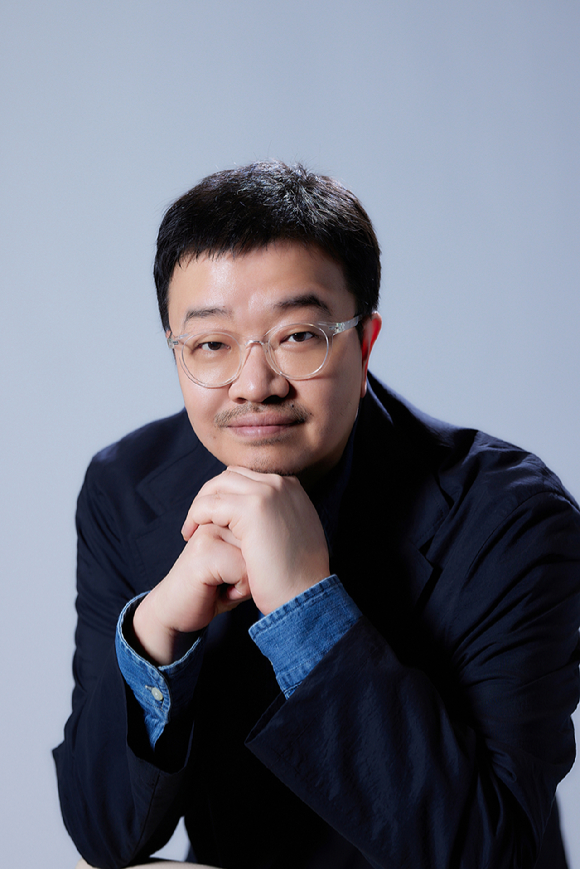 연상호 감독이 영화 '군체' 인터뷰에 앞서 포즈를 취하고 있다. [사진=(주)쇼박스]