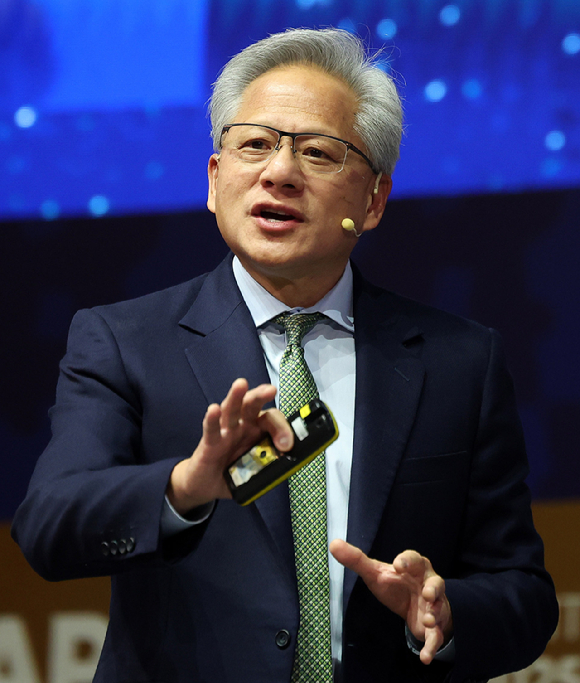 10월 31일 경북 경주 예술의전당에서 열린 아시아태평양경제협력체(APEC) 최고경영자(CEO) 서밋에서 특별세션 연설을 하고 있는 젠슨 황 엔비디아 최고경영자(CEO). [사진=공동취재/연합뉴스]