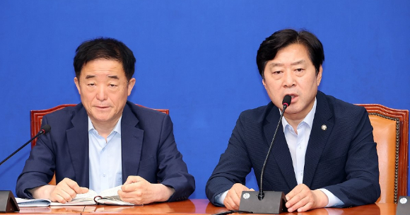 더불어민주당 친명계 의원인 황명선(오른쪽), 강득구 최고위원이 14일 국회에서 열린 비공개 최고위원회의가 끝난 뒤 기자들을 만나 '선호투표제' 와 관련한 입장을 밝히고 있다. [사진=연합뉴스]