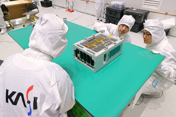 한국천문연구원 연구원들이 누리호 발사전 나로우주센터 위성보관동에 입고된 도요샛 위성에 대한 최종 점검 작업을 하고 있다. [사진=항우연]