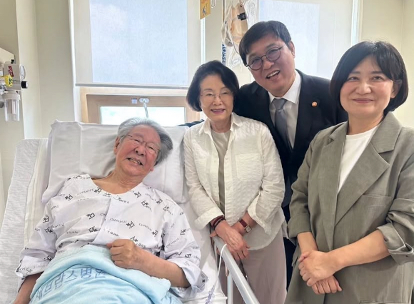 최휘영 문화체육관광부 장관이 지난 11일 입원 치료 중인 배우 최불암을 찾았다. [사진=최휘영 장관 인스타그램 캡처]