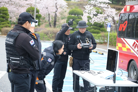 대전 중구 사정동 오월드에서 늑대 1마리가 탈출한 지 이틀째인 9일 오전 소방대원들이 오월드에서 드론으로 늑대를 수색하고 있다. 2026.4.9 [사진=연합뉴스]