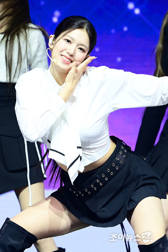 그룹 이즈나 윤지윤이 25일 오후 서울 광진구 광장동 예스24라이브홀에서 열린 izna(이즈나) 미니 1집 'N/a' 발매 기념 데뷔 쇼케이스에 참석해 멋진 무대를 선보이고 있다. [사진=정소희 기자]