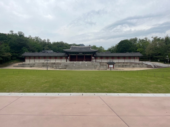 서울시가 경희궁지를 역사문화공원으로 조성하기 위한 1단계 사업을 완료했다. 사진은 잔디를 식재한 경희궁지의 모습. [사진=서울시]