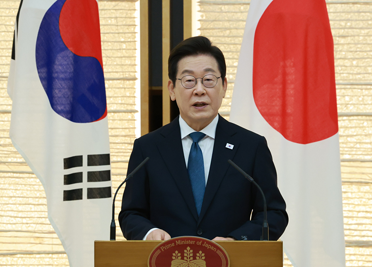 이재명 대통령과 이시바 시게루 일본 총리가 23일 일본 도쿄 총리 관저에서 열린 한일 확대정상회담에 앞서 기념촬영을 하며 악수하고 있다. 2025.8.23 [사진=연합뉴스]