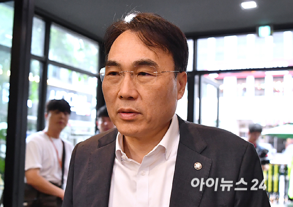 이종욱 국민의힘 의원이 13일 민중기 특별검사팀(김건희 특검팀)이 국민의힘 여의도 당사 압수수색 영장을 집행한 당사에 들어서고 있다. [사진=곽영래 기자]