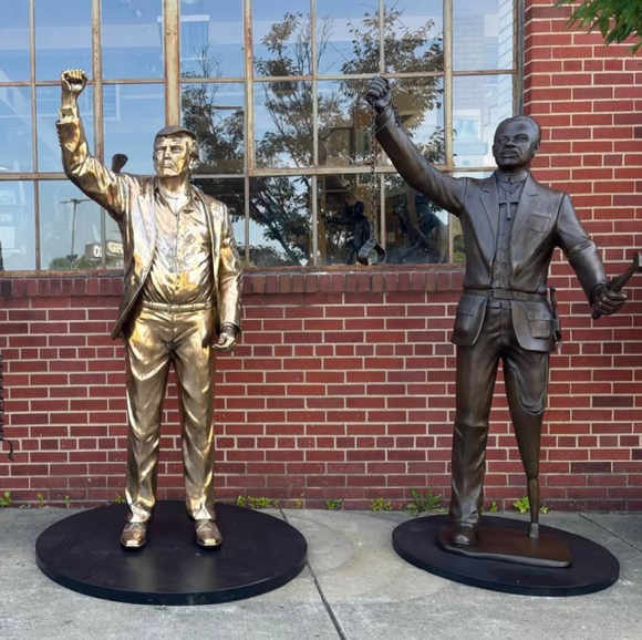 도널드 트럼프 미 대통령의 거대 동상 '돈 콜로서스(Don Colossus)'의 금박을 입히기 전 모습. [사진=alanbcottrill 인스타그램]