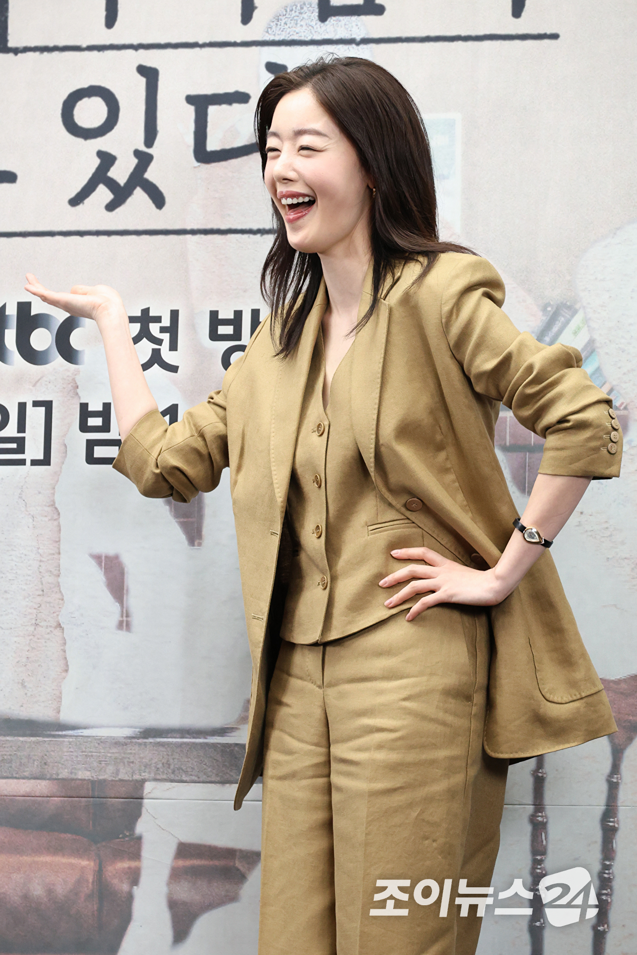 배우 한선화가 17일 오후 서울 마포구 상암동 스탠포드 호텔에서 열린 JTBC 새 토일드라마 '모두가 자신의 무가치함과 싸우고 있다' 제작발표회에 참석해 포즈를 취하고 있다. [사진=문수지 기자]