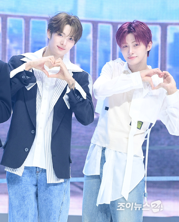 그룹 투어스 신유와 도훈이 27일 오후 서울 광진구 광장동 예스24라이브홀에서 열린 투어스(TWS) 미니 5집 'NO TRAGEDY' 발매 기념 쇼케이스에서 참석하고 있다. [사진=정소희 기자]