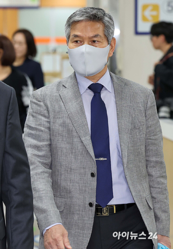 사드기밀 유출 관련 직권남용권리행사방해 등 혐의를 받는 정경두 전 국방부 장관이 20일 서울 서초구 서울중앙지법에서 열린 1차 공판준비기일에 출석하고 있다. 2026.4.20 [사진=사진공동취재단]