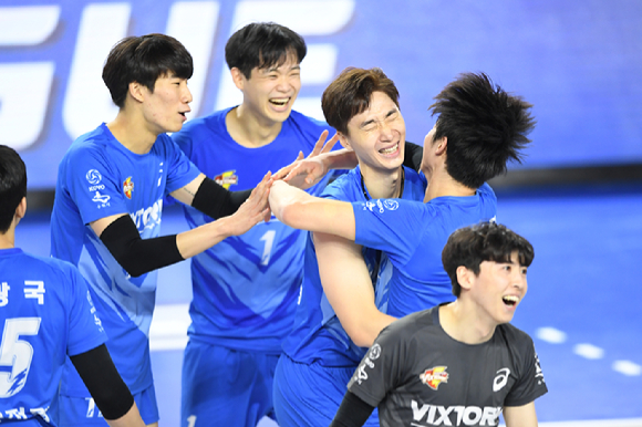 박철우(가운데)를 비롯한 한국전력 선수들이 3일 열린 현대캐피탈과 원정 경기 도중 공격 득점을 올린 뒤 환호하고 있다. [사진= 한국배구연맹(KOVO)]