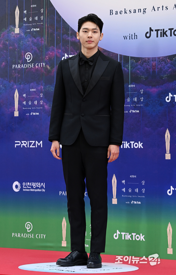 배우 강현오가 28일 오후 인천 파라다이스시티에서 열린 제59회 백상예술대상 레드카펫에서 포즈를 취하고 있다. [사진=김성진 기자]