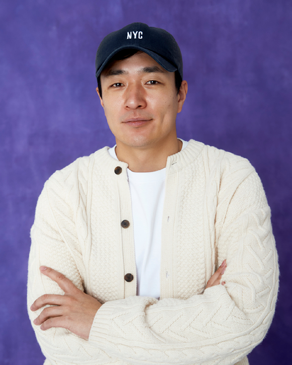 이병헌 감독이 넷플릭스 시리즈 '닭강정' 인터뷰에 앞서 포즈를 취하고 있다. [사진=넷플릭스]