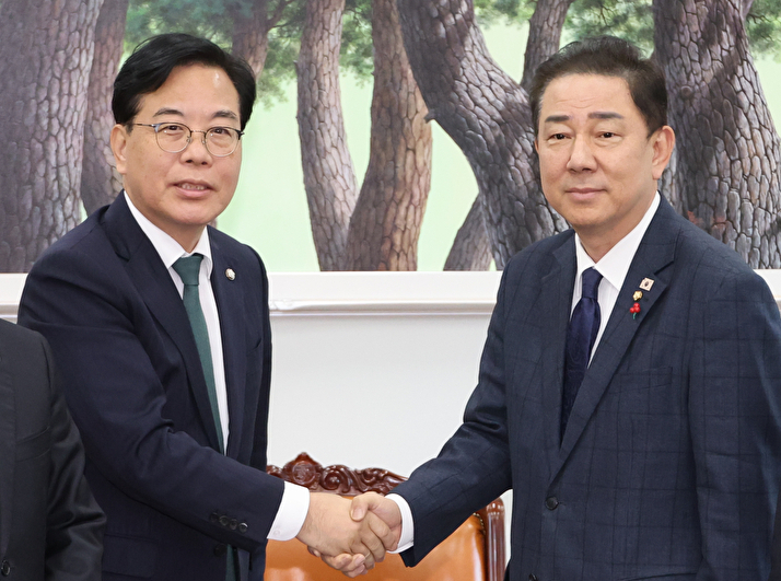 더불어민주당 김병기 원내대표와 국민의힘 송언석 원내대표가 28일 서울 여의도 국회에서 법인세율과 교육세 인상 문제를 두고 막판 협상을 위해 회동하고 있다.왼쪽부터 국민의힘 박수영 기획재정위원회 간사·송언석 원내대표, 더불어민주당 김병기 원내대표·정태호 기획재정위원회 간사. 2025.11.28 [사진=연합뉴스]