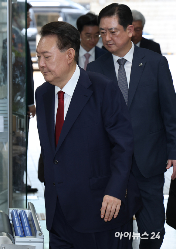 12·3 비상계엄과 관련해 특검의 수사를 받는 윤석열 전 대통령이 두 번째 구속 전 피의자 심문(영장실질심사)을 받기 위해 9일 오후 서울 서초구 중앙지법으로 출석하고 있다. [사진=사진공동취재단]