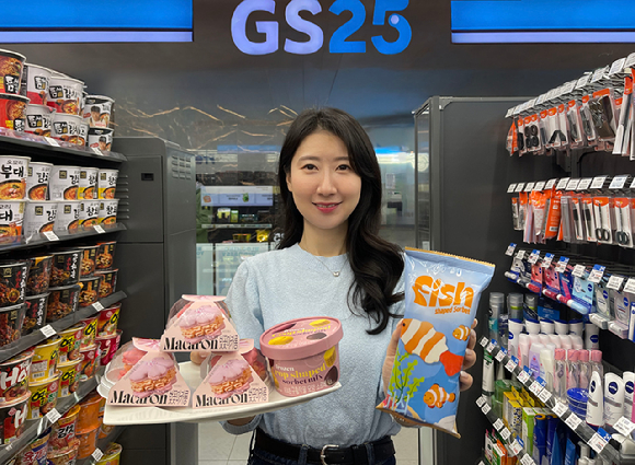 모델이 GS25에서 벚꽃 마카롱, 피쉬 소르베, 구황작물 소르베 등 봄 맞이 신상품을 소개하고 있다. [사진=GS25]