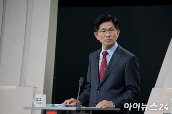 더불어민주당 이재명 대선 후보가 지난 24일 경기 시흥시 배곧아브뉴프랑센트럴광장에서 열린 유세에서 시민들에게 지지를 호소하고 있다. [사진=연합뉴스]