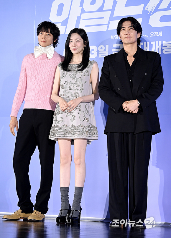 배우 강동원, 박지현, 엄태구가 7일 오전 서울 자양동 롯데시네마 건대입구에서 열린 영화 '와일드 씽' 제작보고회에서 포토타임을 갖고 있다. [사진=곽영래 기자]